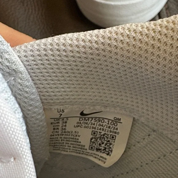 Nike White and Black Sneakers with Tan Detail - Picture 4 of 5